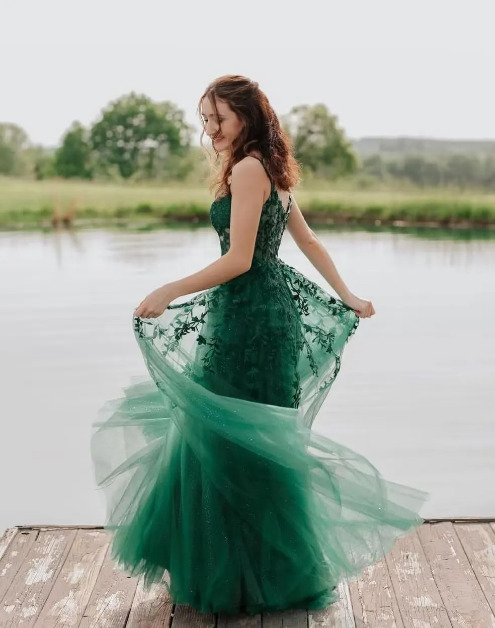 A Line Spaghetti Straps Satin Formal Evening Prom Dress for Women Lace Appliques Wedding Party Dress with Slit